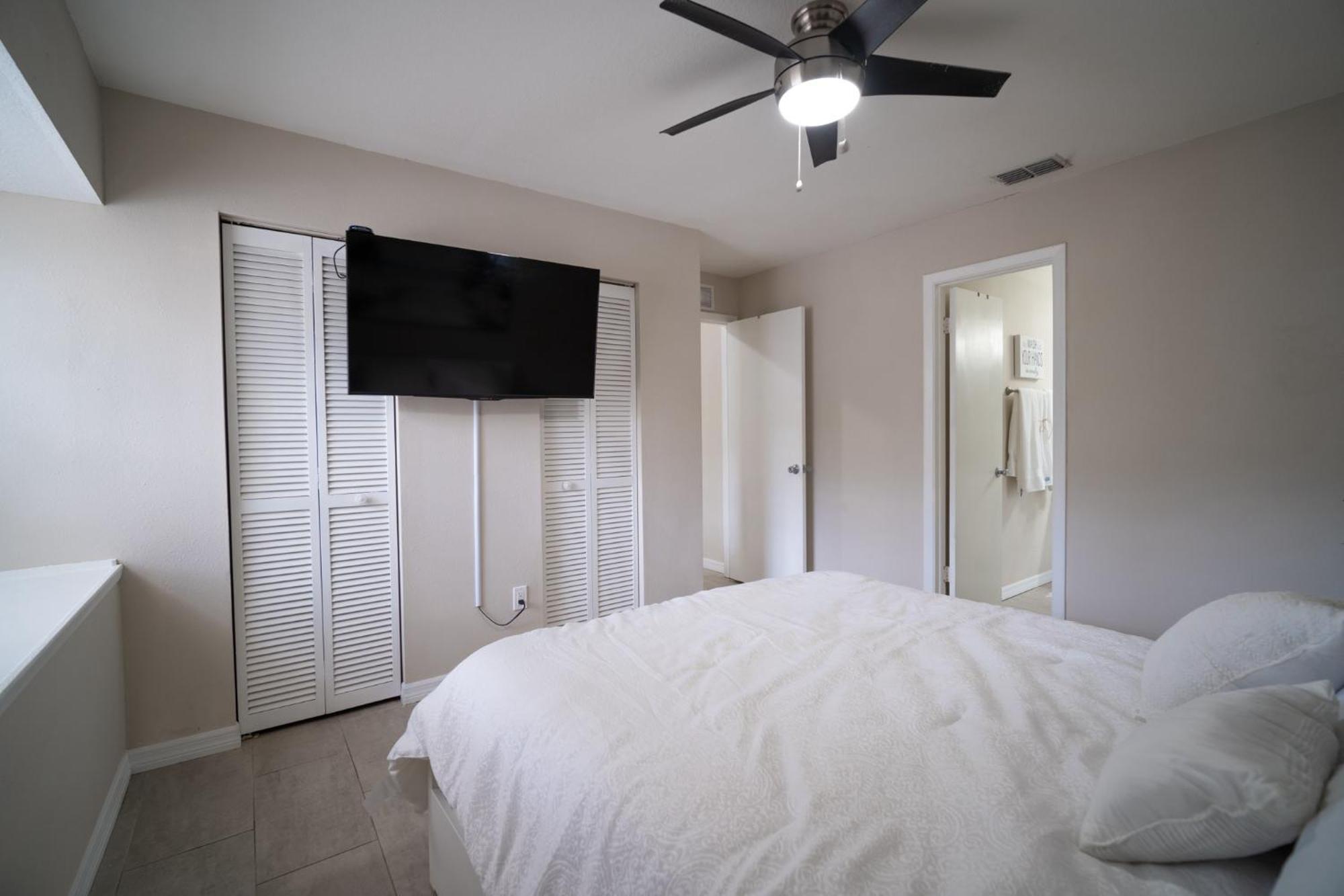 Charm Retreat Modern Haven In Great Location Villa Lutz Luaran gambar