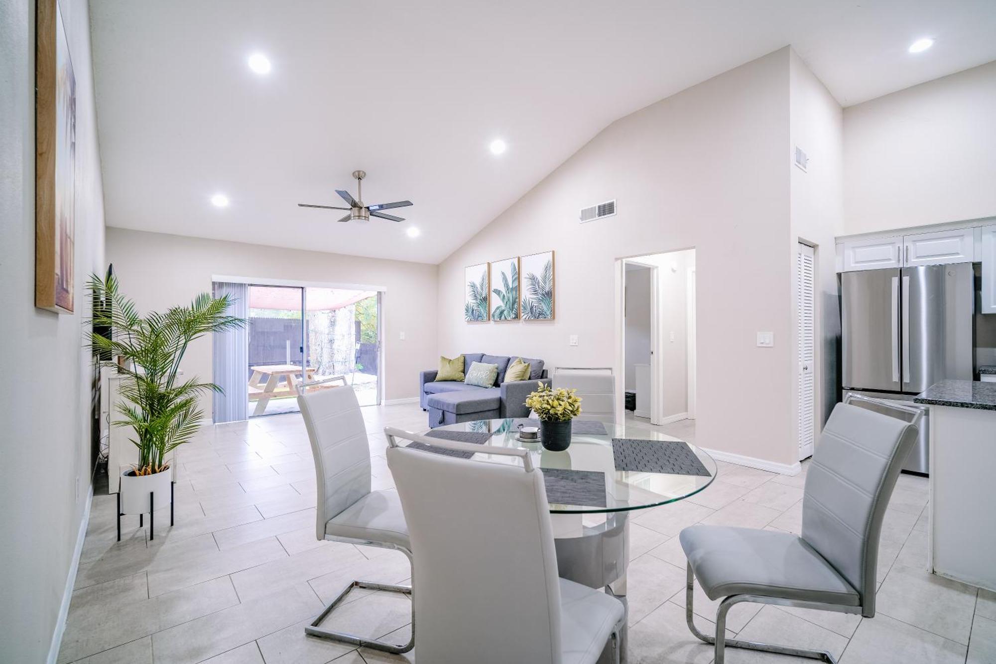 Charm Retreat Modern Haven In Great Location Villa Lutz Luaran gambar