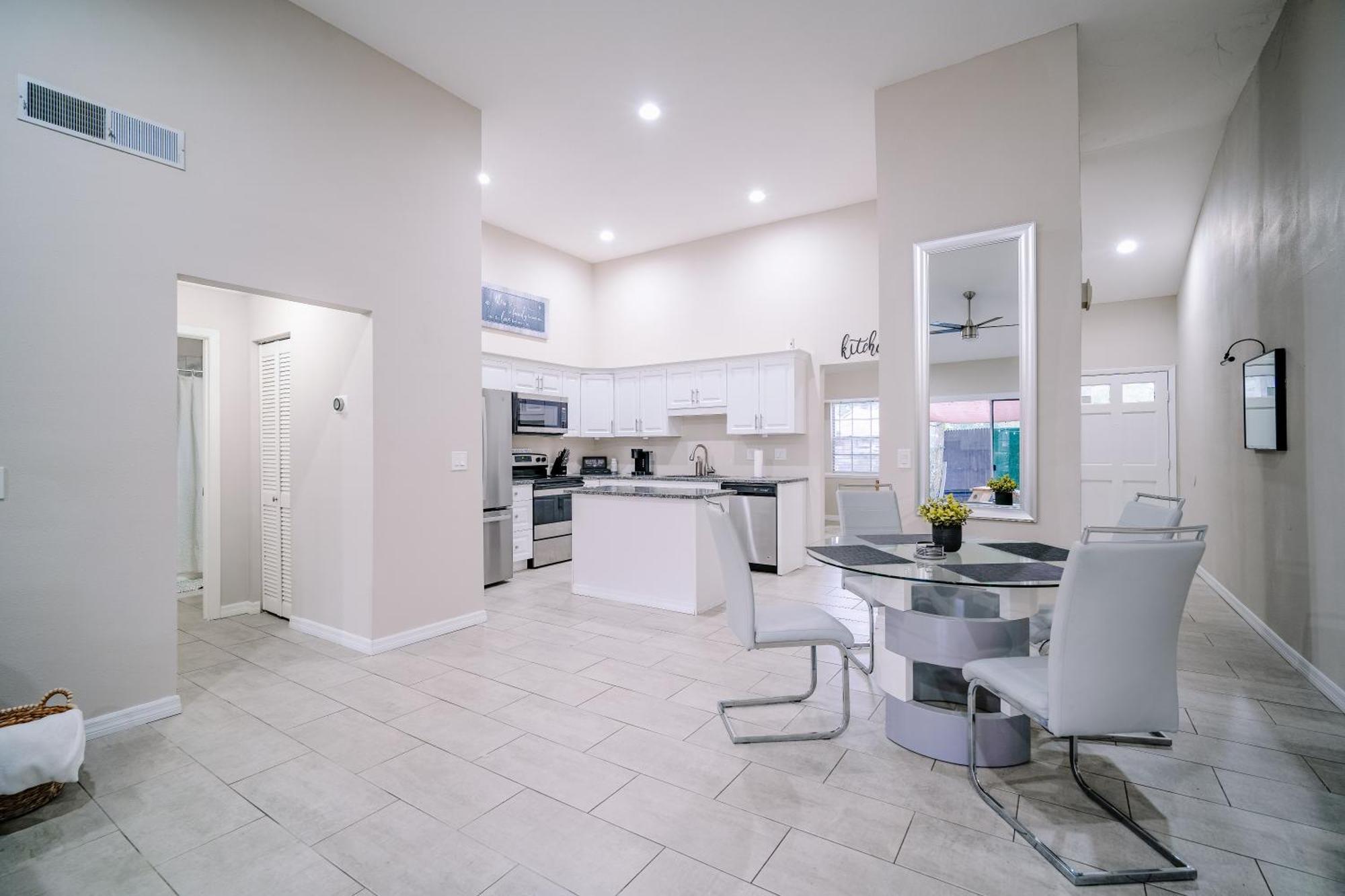 Charm Retreat Modern Haven In Great Location Villa Lutz Luaran gambar